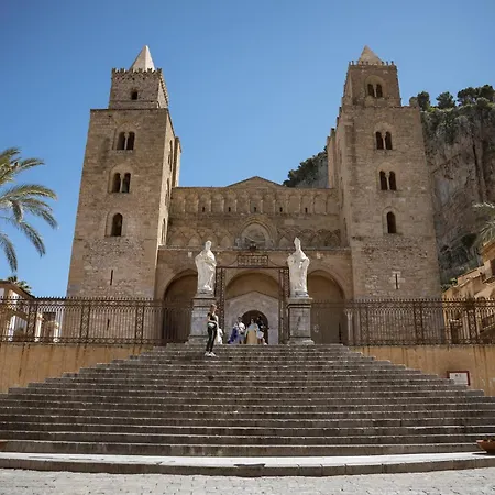 Formidabile Esclusiva Dimora Nel Cuore Del Centro Storico A 10m Dal Duomo E Dal Mare *